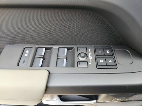 New 2026 Land Rover Defender 110 X-Dynamic SE AWD/4WD image 18