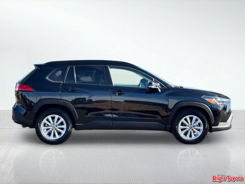 Certified 2022 Toyota Corolla Cross LE w/ Moonroof Package FWD image 7