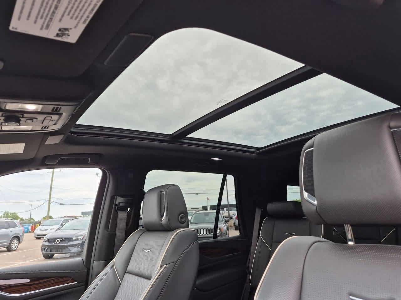Used 2023 Cadillac Escalade Premium Luxury AWD/4WD image 19