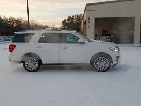 Used 2024 Ford Expedition Limited image 7