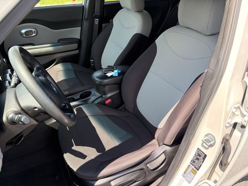 Used 2016 Kia Soul FWD image 12