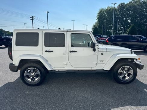 Used 2017 Jeep Wrangler Unlimited Sahara w/ Connectivity Group AWD/4WD image 9