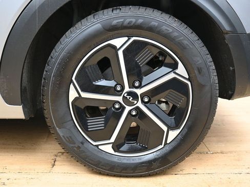 Used 2023 Kia Niro LX image 12