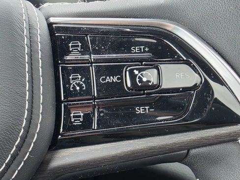 Used 2025 Jeep Grand Cherokee Overland AWD/4WD image 33