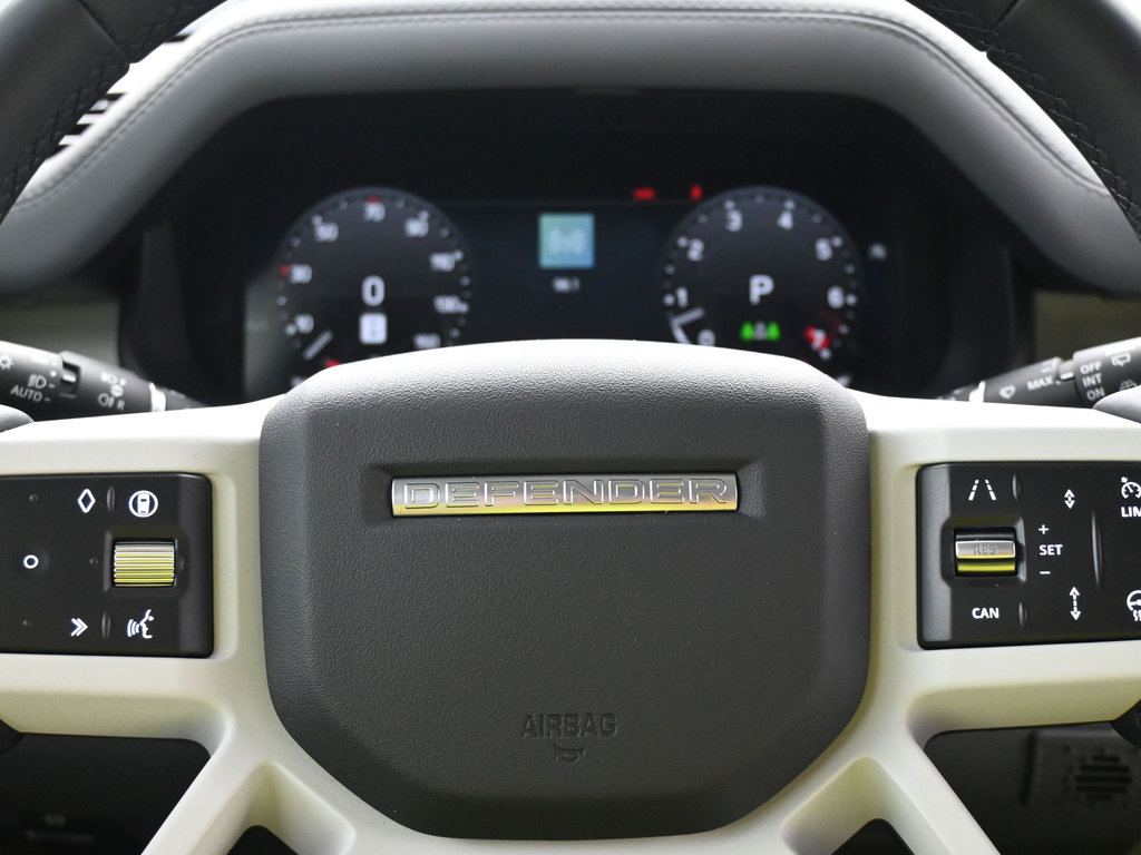 Used 2025 Land Rover Defender 110 X-Dynamic SE AWD/4WD image 17
