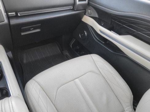 Used 2019 Ford Expedition Platinum image 12