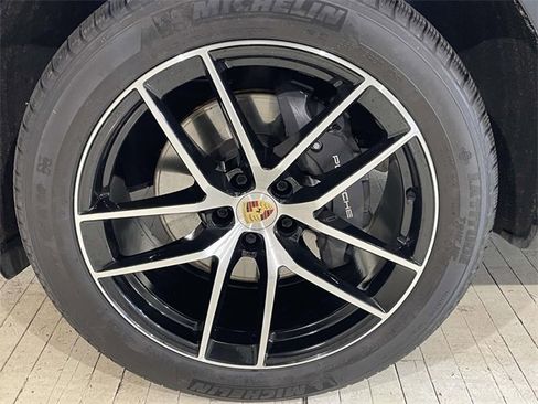 Certified 2025 Porsche Macan image 13