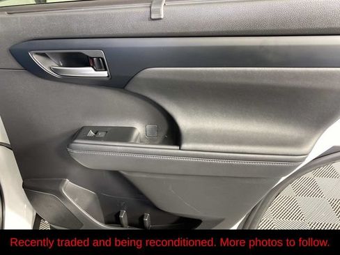 Used 2023 Toyota Highlander XLE AWD/4WD image 25