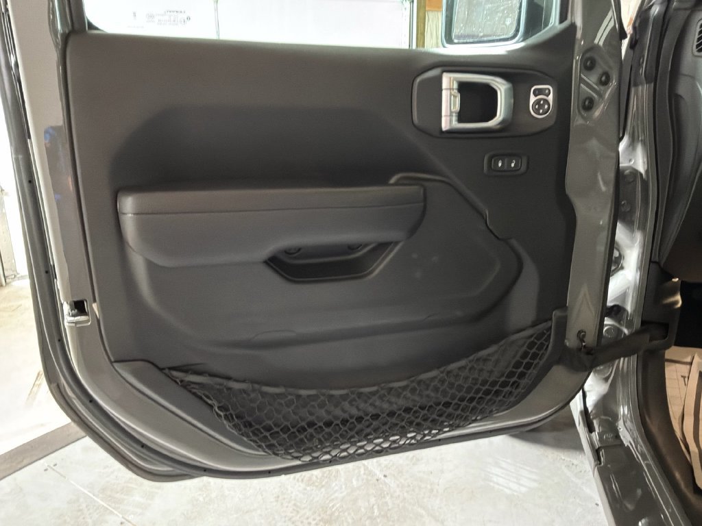 Certified 2023 Jeep Gladiator Sport AWD/4WD image 13