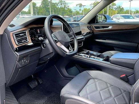 Certified 2024 Volkswagen Atlas SE w/ Black Wheel Package FWD image 14