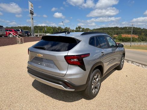 New 2026 Chevrolet Trax LT w/ Driver Confidence Package FWD image 3