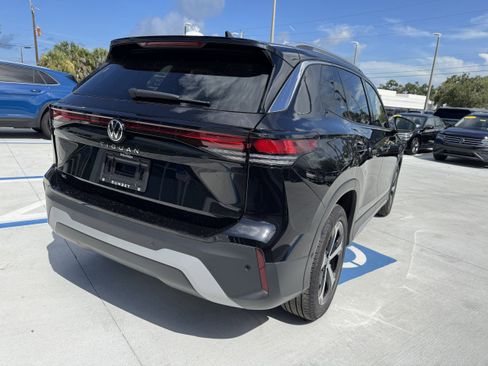 New 2025 Volkswagen Tiguan SE image 3