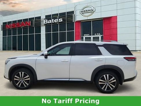 Certified 2025 Nissan Pathfinder Platinum FWD image 3