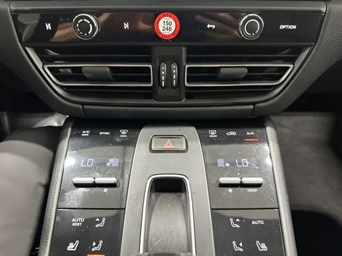 Used 2024 Porsche Macan AWD/4WD image 25