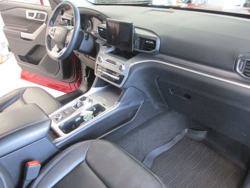 Certified 2022 Ford Explorer XLT w/ Equipment Group 202A image 25