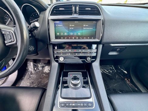 Used 2020 Jaguar F-PACE Premium image 17