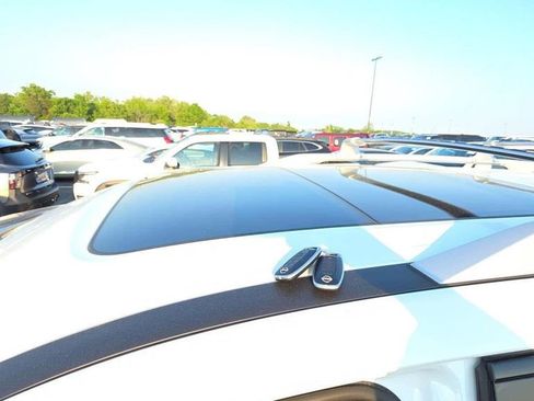 Used 2025 Nissan Pathfinder Platinum FWD image 12