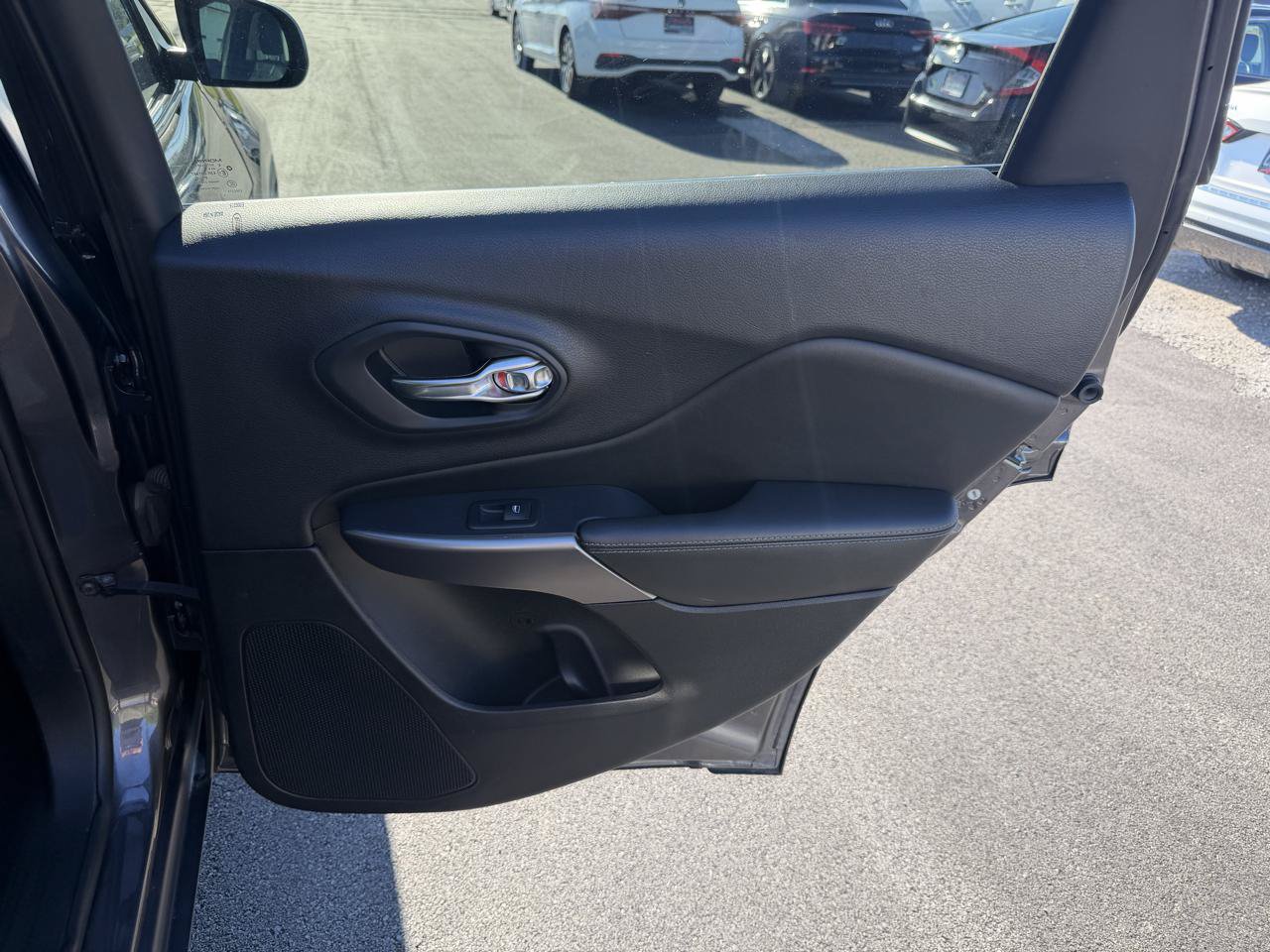 Used 2019 Jeep Cherokee Latitude Plus w/ Cold Weather Group AWD/4WD image 18