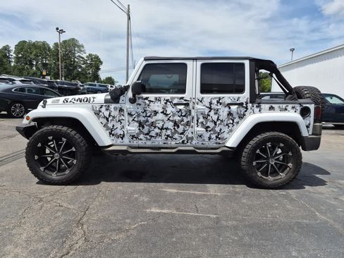 Used 2012 Jeep Wrangler Unlimited Sahara w/ Connectivity Group AWD/4WD image 4