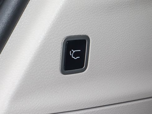 Used 2023 Chrysler Voyager LX image 19