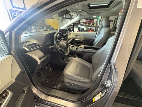 Used 2021 Toyota Sienna XLE FWD image 22
