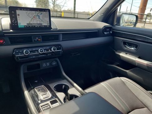 Certified 2025 Honda Pilot Black Edition image 32