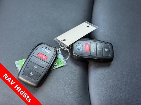 Used 2022 Toyota Venza XLE image 24