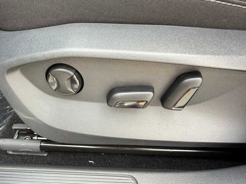 Used 2025 Volkswagen Taos SE image 11