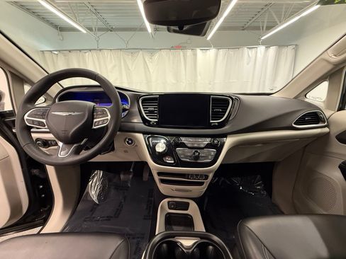Used 2023 Chrysler Pacifica Touring-L FWD image 17