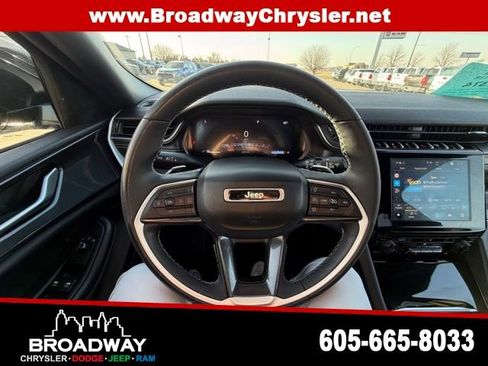 Used 2023 Jeep Grand Cherokee L Laredo image 17