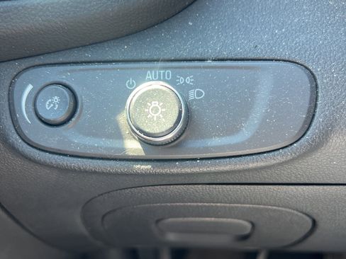 Used 2022 Chevrolet Trax LT w/ LT Convenience Package image 14