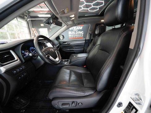 Used 2017 Toyota Highlander Limited Platinum AWD/4WD image 9