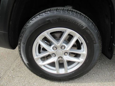 Certified 2025 Jeep Grand Cherokee L Laredo w/ Luxury Tech Group I RWD image 8