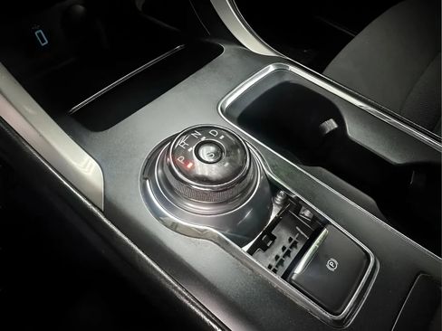 Used 2018 Ford Fusion SE w/ Fusion SE Technology Package FWD image 20