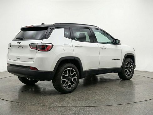 Used 2025 Jeep Compass Trailhawk image 9