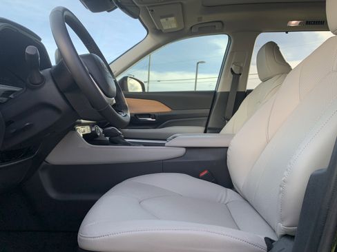 Used 2025 Toyota Grand Highlander AWD image 16