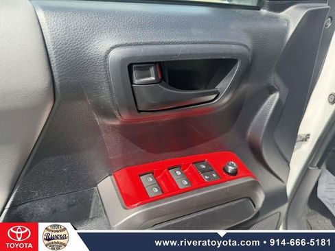 Used 2018 Toyota Tacoma SR5 AWD/4WD image 9