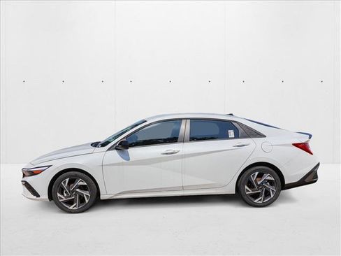 New 2025 Hyundai Elantra SEL image 8