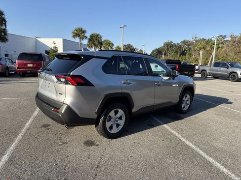 Used 2021 Toyota RAV4 XLE image 3