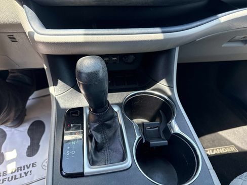 Used 2019 Toyota Highlander LE FWD image 23