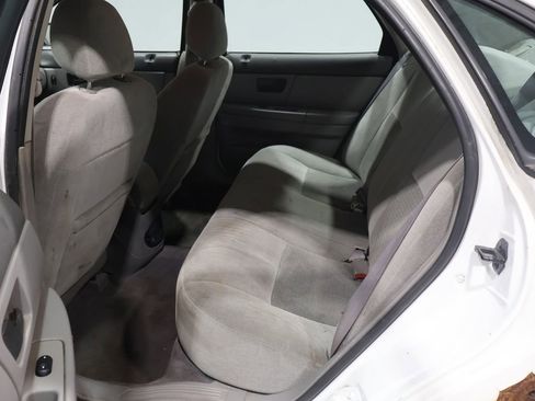 Used 2005 Ford Taurus SE image 4