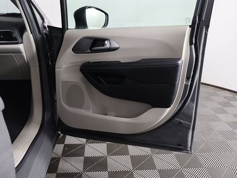 Used 2023 Chrysler Pacifica Touring-L image 23