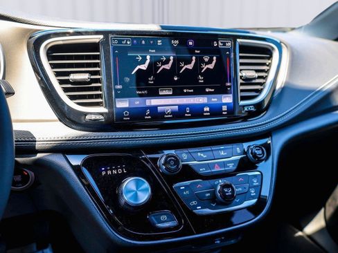New 2027 Chrysler Pacifica Select FWD image 17