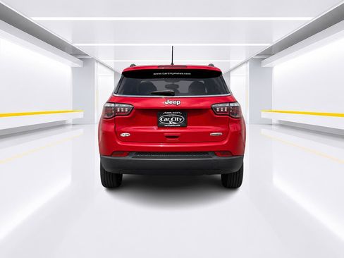 Used 2018 Jeep Compass Latitude FWD image 4