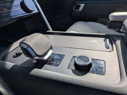 Used 2024 Land Rover Discovery S image 12