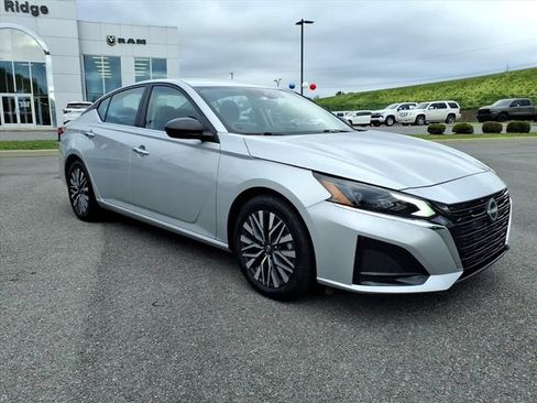 Used 2025 Nissan Altima 2.5 SV FWD image 1