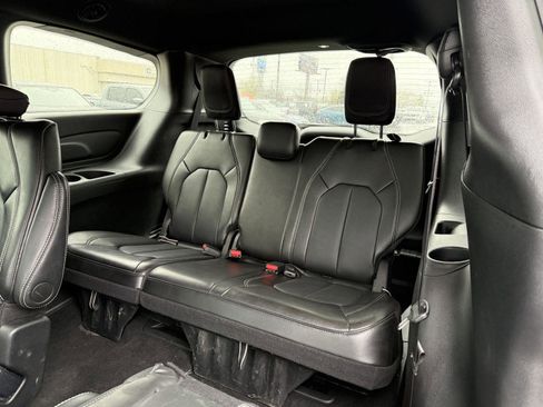 Used 2025 Chrysler Pacifica Select image 11