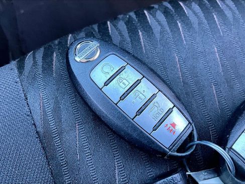 Used 2018 Nissan Rogue SV image 15