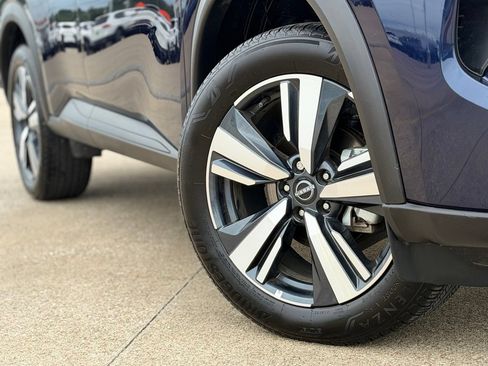 Certified 2026 Nissan Rogue SL FWD image 9