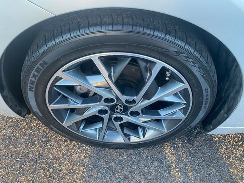 Used 2019 Hyundai Elantra Limited w/ Cargo Package FWD image 9